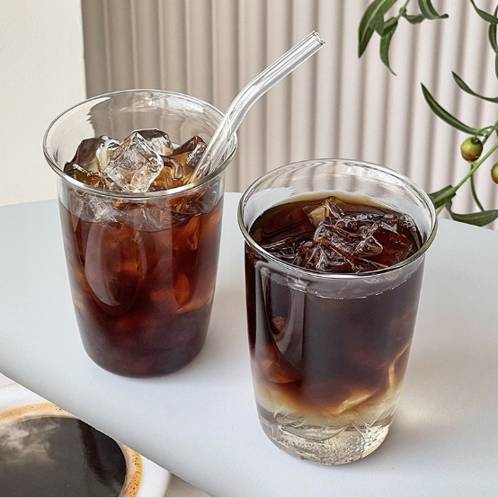 قوام كوب الماء الزجاجي