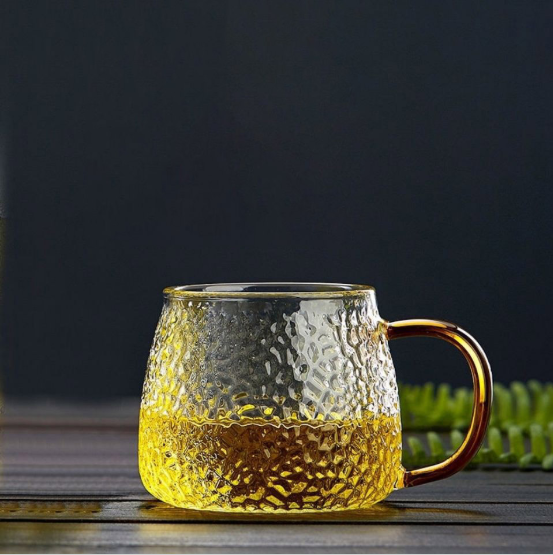 لماذا نحتاج إلى كؤوس النبيذ الشفافة عند الشرب؟