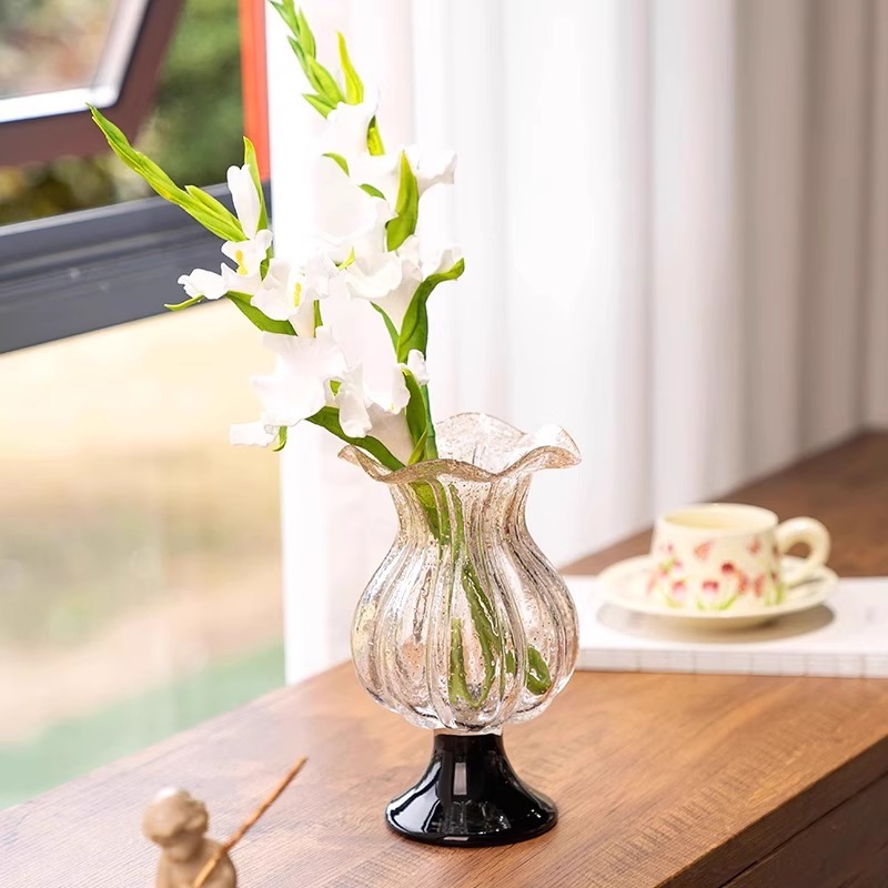 مزهرية زجاجية طويلة فاخرة مرقطة بالذهب على الطراز العتيق