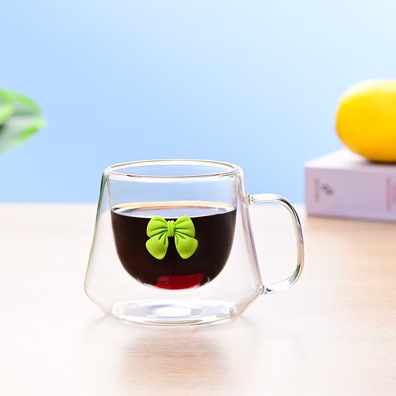 كوب حليب بعقدة فيونكة مخصصة